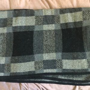 Over the shoulder black and grey scarf